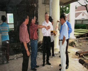 Consultation Meeting, 2000 (Left to Right) Barrie Tan of Westox Malaysia, Patrick Tan of PAT Architects, Barrie Cooper of Westox Australia, Representatives from Ministry of Tourism